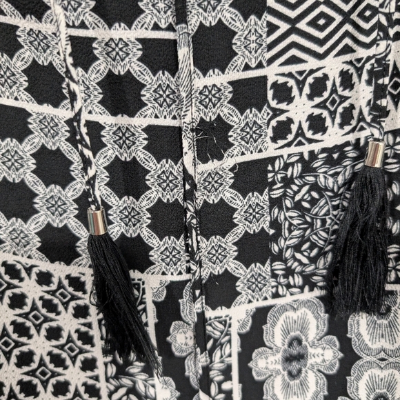 Rose +Olive Black and White Patterned Sleeveless Neck Tie Blouse in Size 2X - Picture 7 of 10